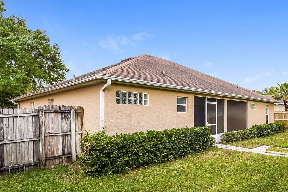 Building Photo - 1870 Smoketree Cir