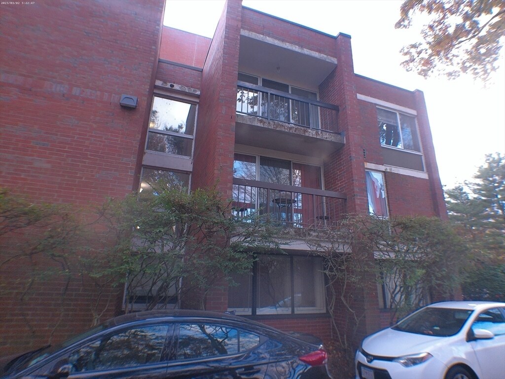 Building Photo - 546 Centre St
