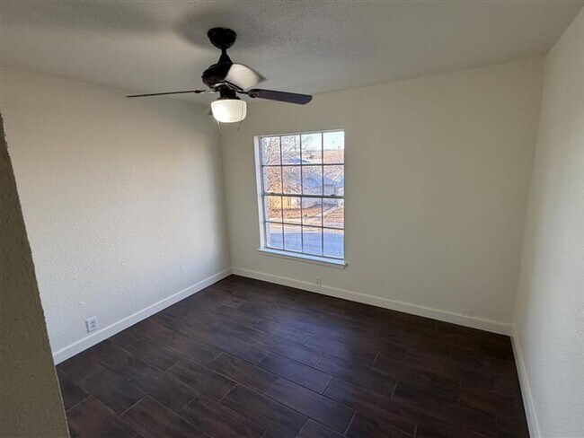 Building Photo - SPACIOUS 3/2.5 TOWN HOME