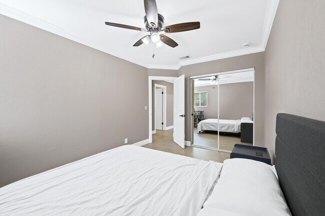 Building Photo - 1120 Renmar Dr