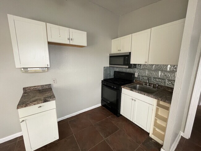 Primary Photo - 1 Bed/1 Bath off Blanco