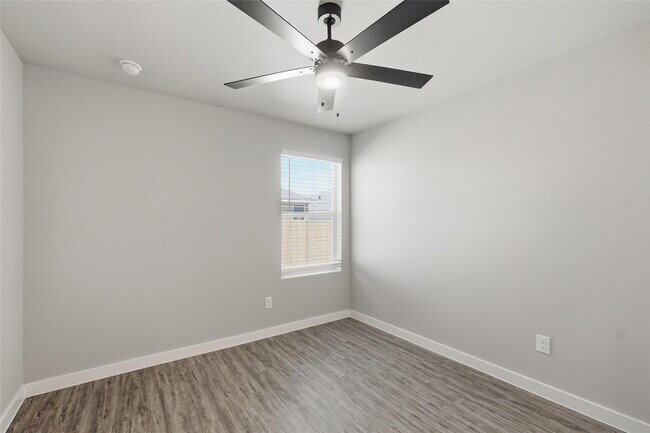 Building Photo - 2876 Glennster St