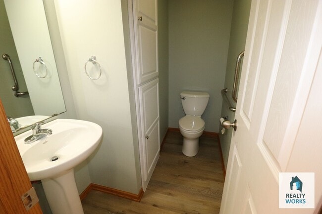 Building Photo - 2 Bedroom 1.5 Bathroom Open Concept Duplex!