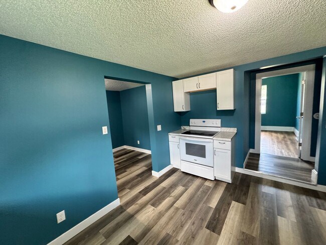 Building Photo - Cute 2 bedroom house in Rock Island