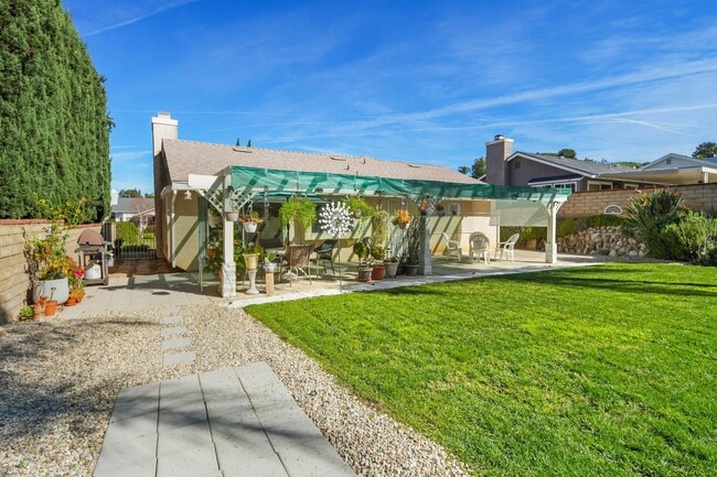 Building Photo - Wonderful Single Story Home with Great Yard in Santa Clarita!