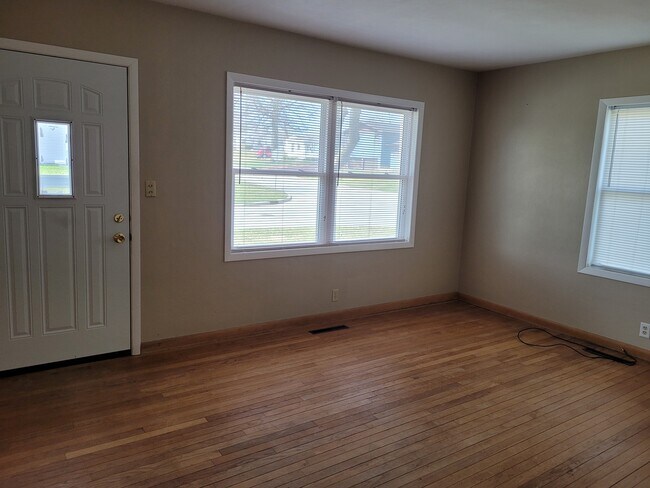 Livingroom - 128 E 17th St N