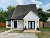 Building Photo - Beautiful 3 bed, 2 bath in Central