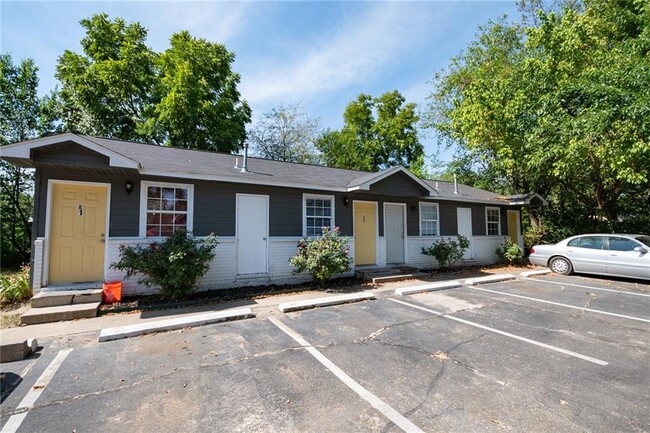 Building Photo - 413 Ewalt Ave