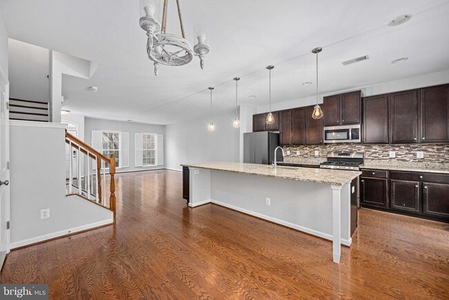 Building Photo - 214 Almond Dr