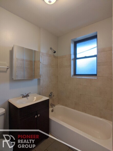 Building Photo - 4409 N Wolcott Ave