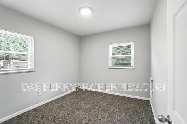 Building Photo - 822 Searles Rd