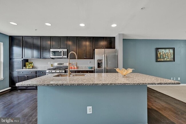 Building Photo - 713 English Ivy Way