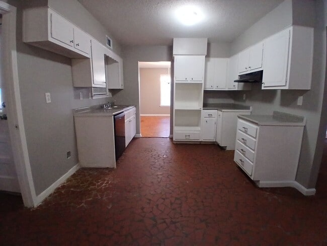 Building Photo - Spacious 4BR/2BA Home with Carport