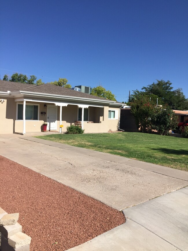 Building Photo - 709 Palomas Dr NE