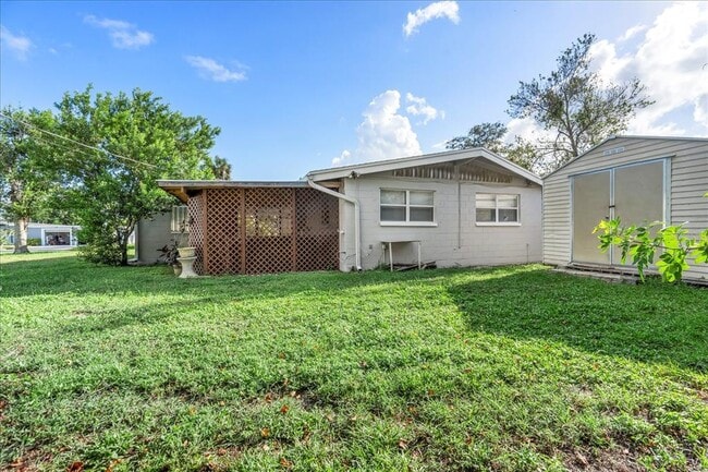 Building Photo - 1104 W Hillcrest Dr