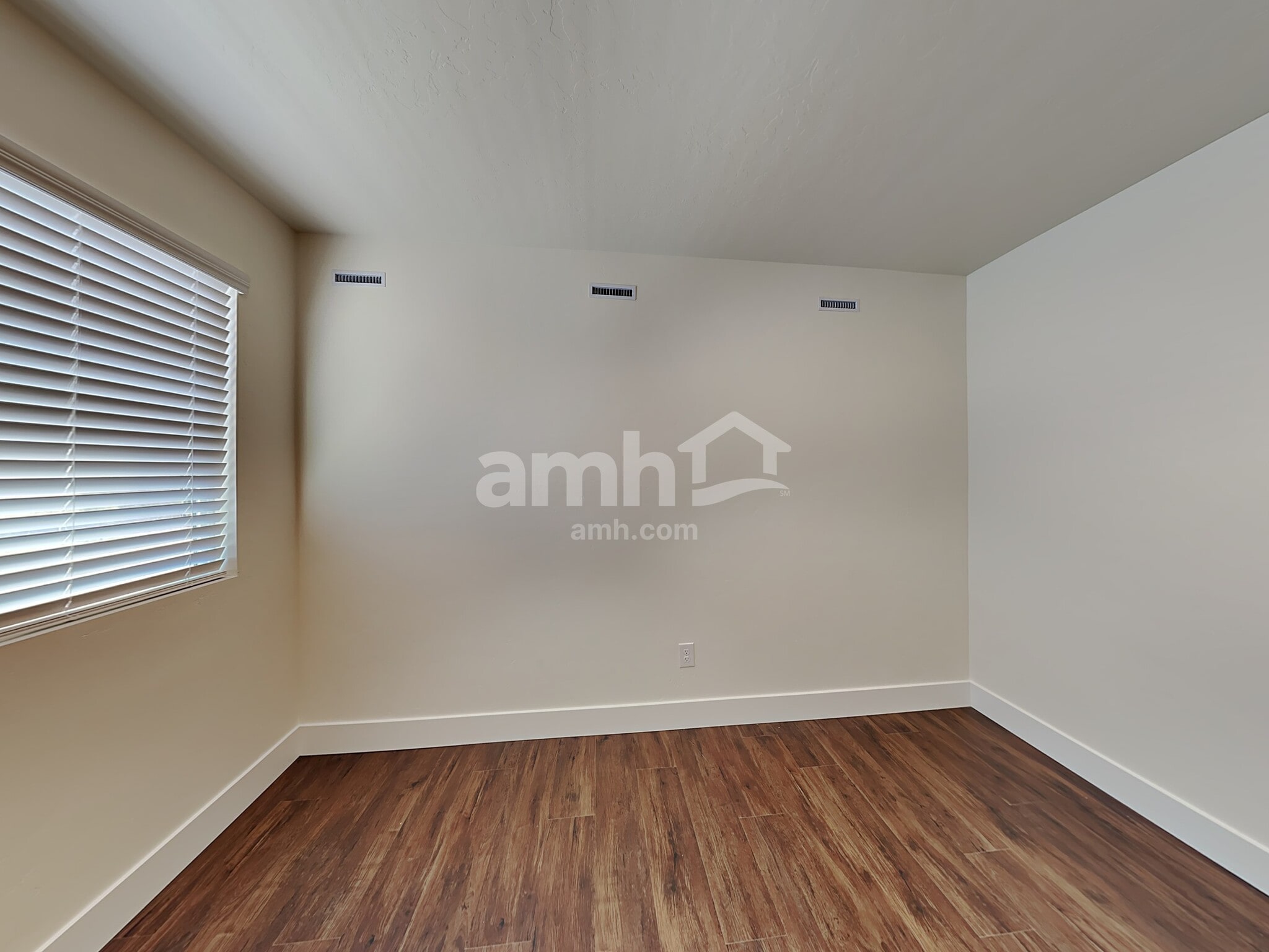 Building Photo - 1423 N Barkvine Ave