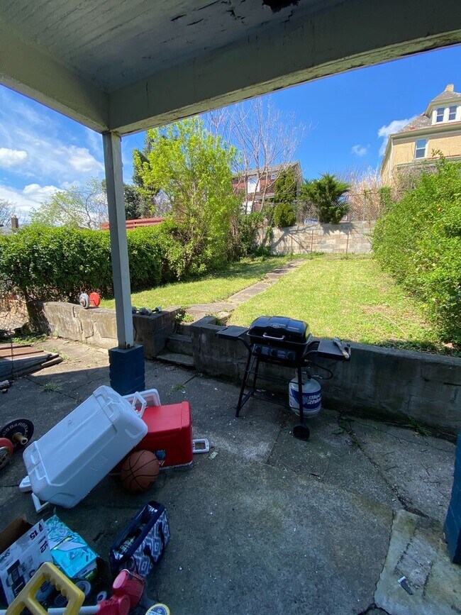 Building Photo - 405 Edgemont St