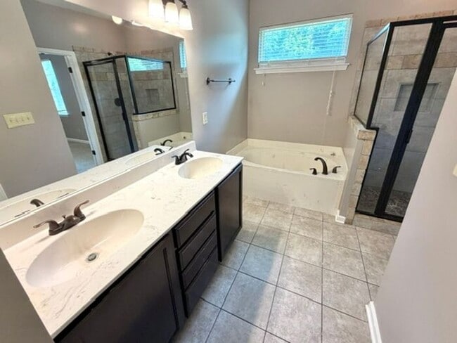 Building Photo - Now Leasing a 4-bedroom 2 bath home in Olive Branch, MS