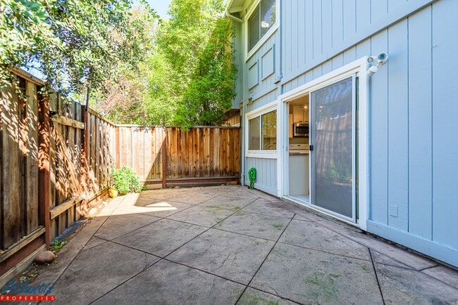 Building Photo - Gorgeous Townhouse | Private Outdoor Space | Central A/C