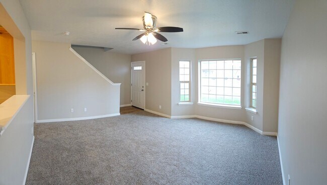Building Photo - 2 bed, 1.5 bath townhome at Riverwoods