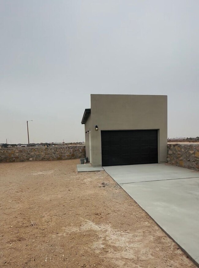 Building Photo - HALF OFF RENT FOR MAY!!