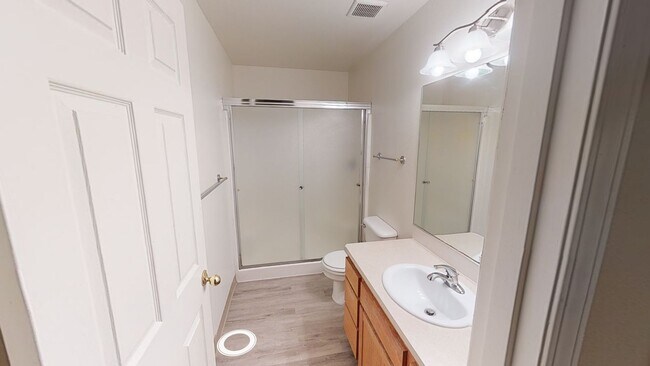 Building Photo - Single Level  House in Sandy- Great Open Floor Plan- Pet Friendly!