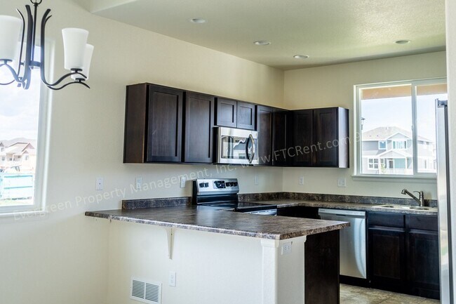 Building Photo - Gorgeous 4-Bed, 2.5 Bath Home in Windsor!