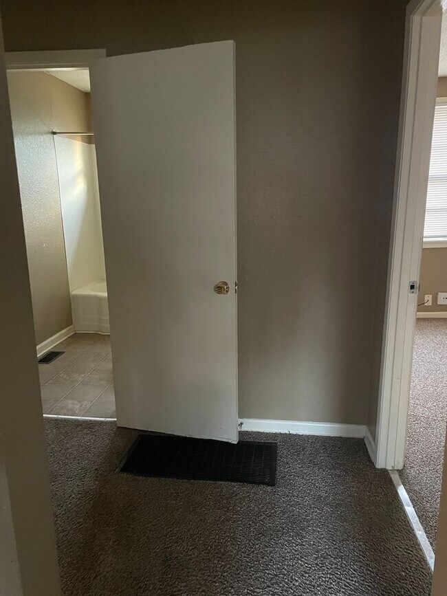 Building Photo - MOVE IN SPECIAL!! LIMITED TIME ONLY!! FIRST MONTH FREE!