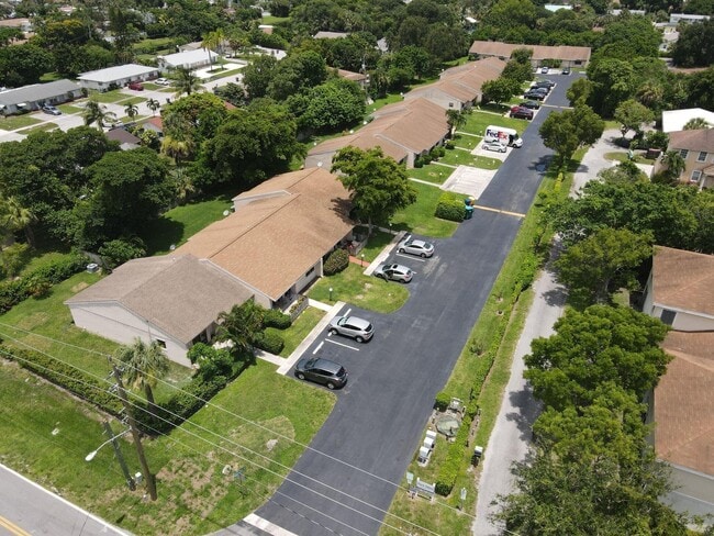 Building Photo - 3805 Park Lane Villas Rd