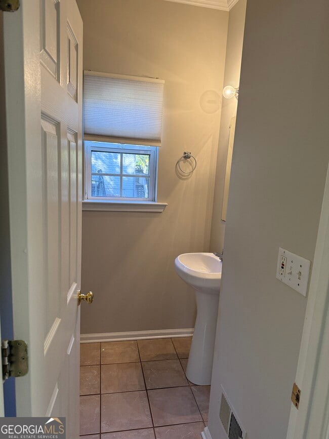 Building Photo - 27 Montgomery St NE