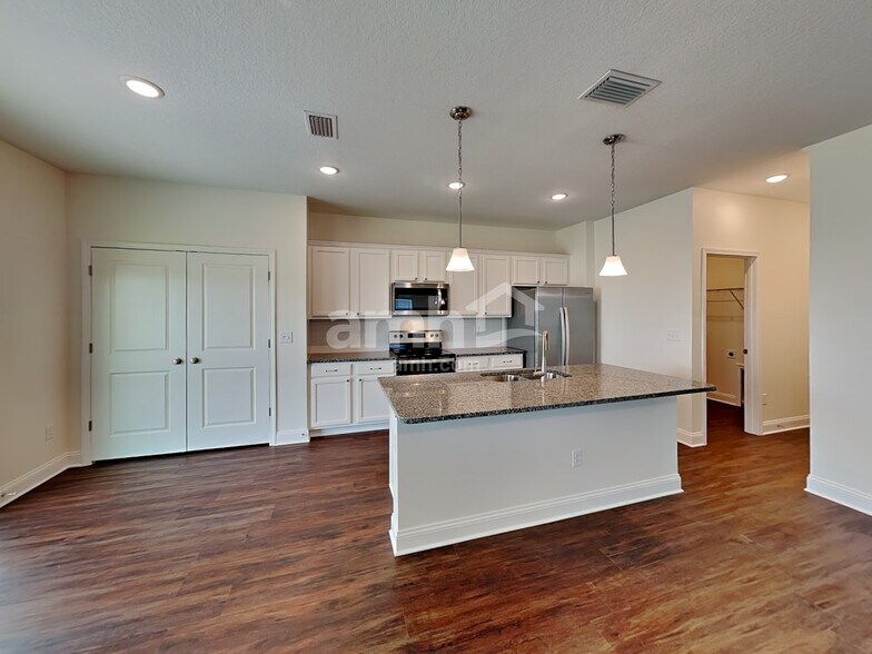 Building Photo - 216 Banyan Frst Dr