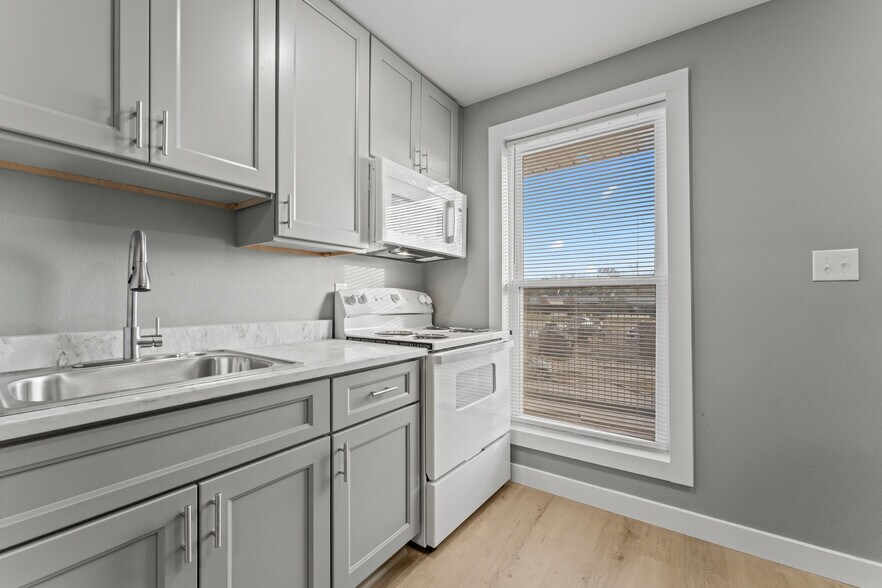 Kitchen - 103 N Scanlan St