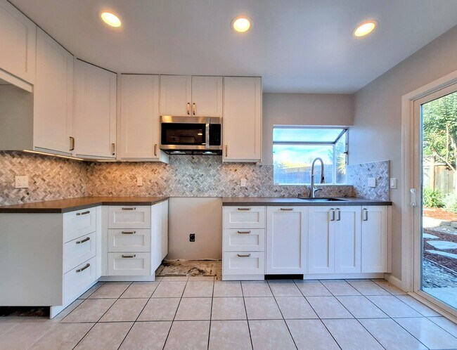 Building Photo - Beautiful 2bd Single Story House With Gate...