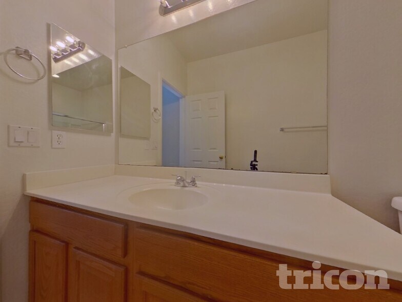 Building Photo - 7329 W Darrel Rd