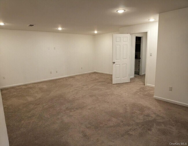 Building Photo - 3 Cedar Hill Dr