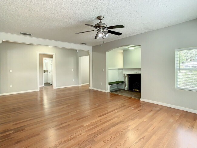 Building Photo - Charming Three bedroom one bath with huge backyard