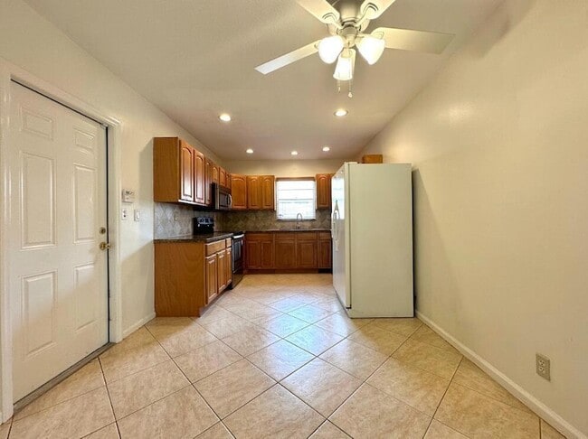 Building Photo - 1292 Essex Dr