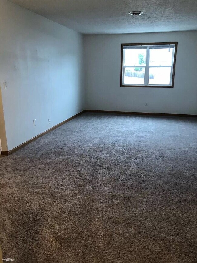 Building Photo - Lower 2 Bedroom Apartment
