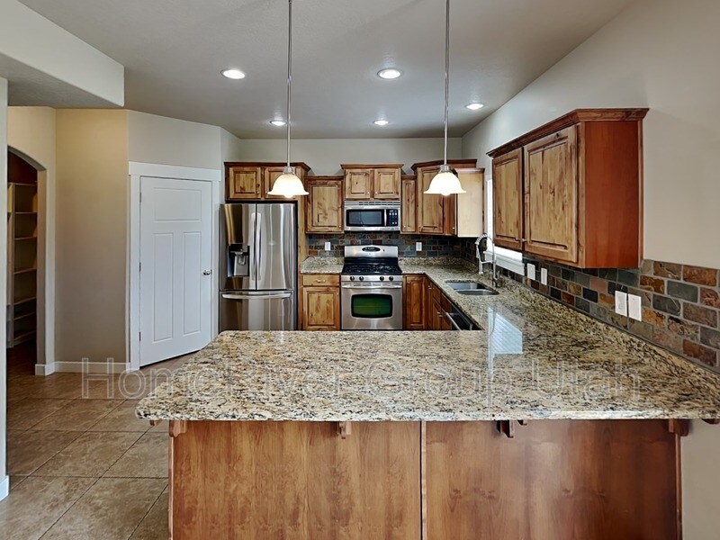 Building Photo - 10796 N La Costa