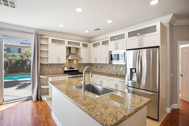 Building Photo - Southwest Pool Home With First Floor Bed And Bath