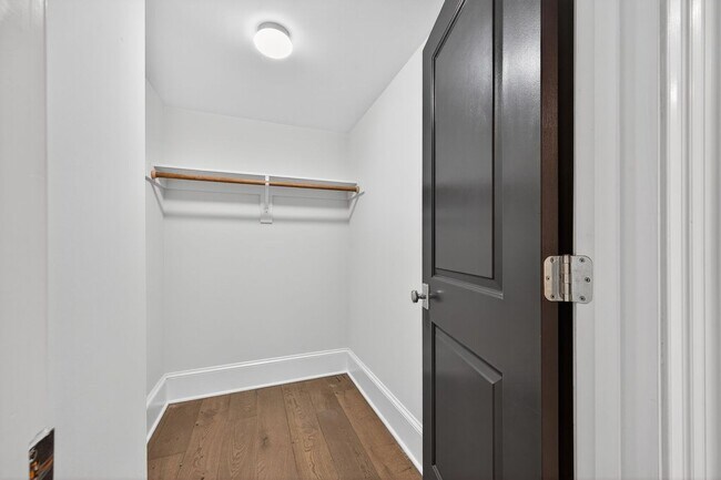 Building Photo - Available Now! 2 Bed // 2.5 Bath Between U...