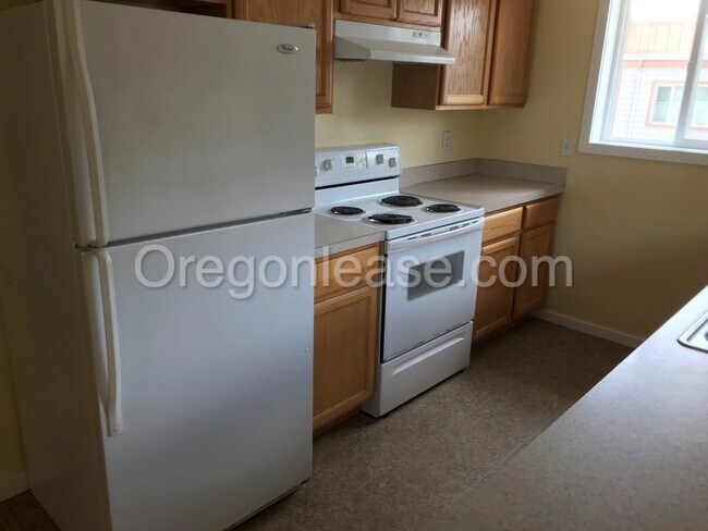 Building Photo - Blocks from UO! 2 bedroom 1 bath with in u...