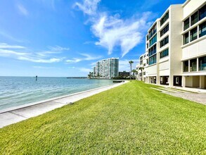 Building Photo - Sarasota Bay Penthouse