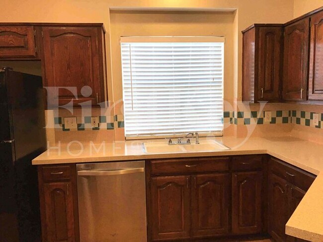 Building Photo - 2132 Montclair Ln