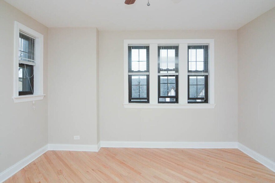 Building Photo - 890 Green Bay Rd