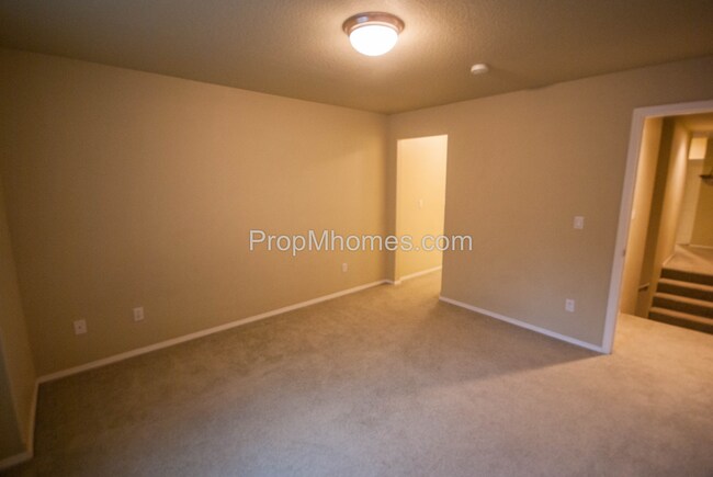 Building Photo - Luxury Three Bedroom, Three Bath Townhouse with Attached Garage