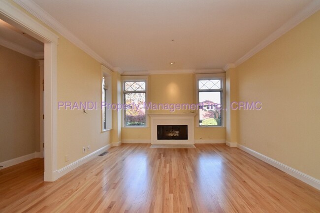Building Photo - Coming Soon! 3 Bedroom Larkspur Townhouse.