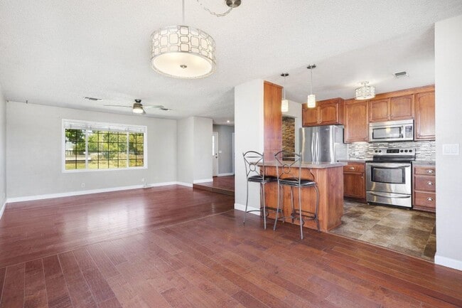 Building Photo - Beautiful Home w/ Panoramic Views!!  (Lake...