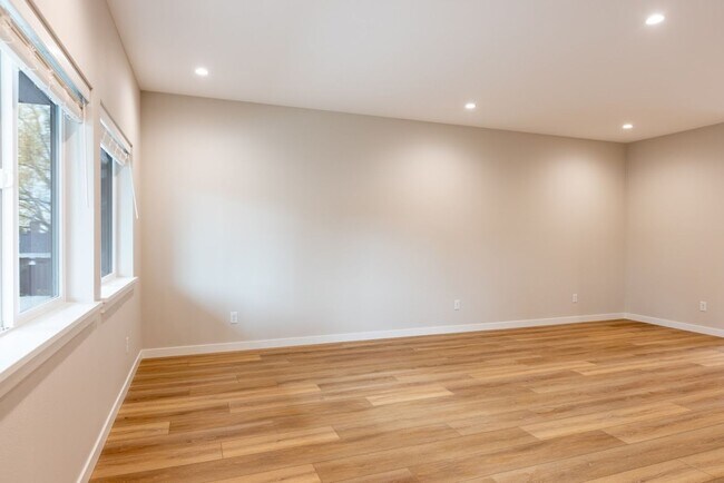 Building Photo - Newly Built 3 Bed, 2.5 Bath Cottage Homes with Free Wifi Internet