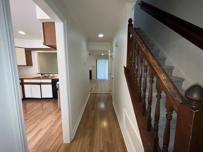 Building Photo - Cozy Deck with view of Creek! Large Bedroo...